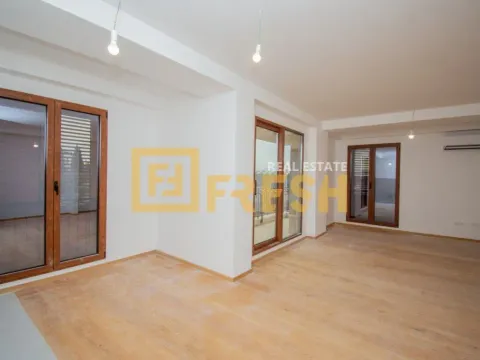 Izdavanje, četvorosoban stan, 150m², Centar, Podgorica - image 3
