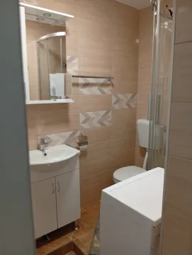 Svijetlo kupatilo sa lavaboom i veš mašinom. - image 10