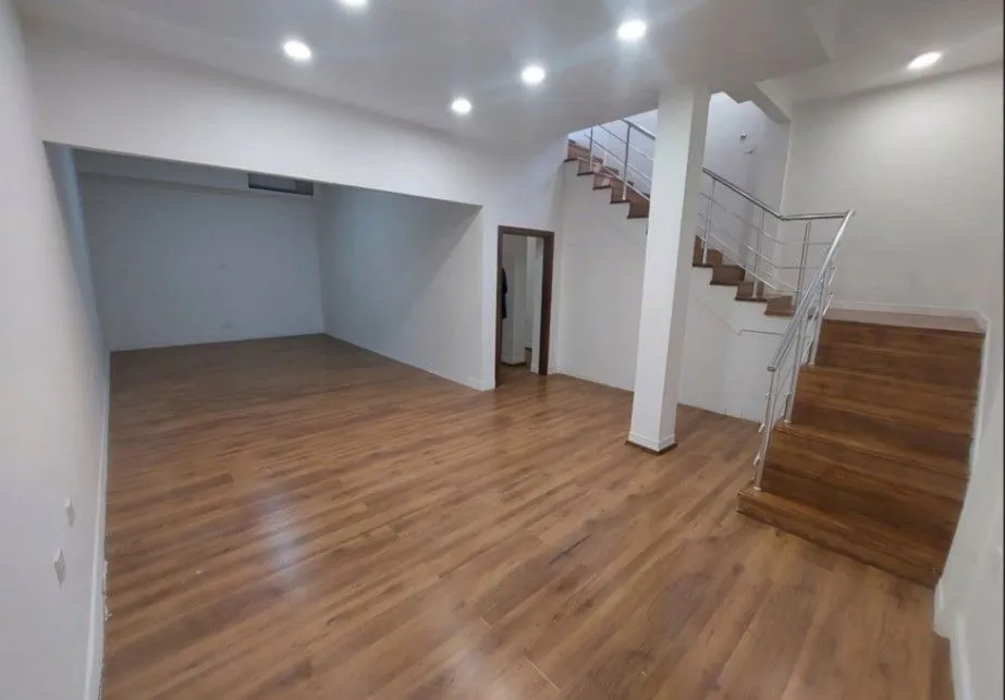 Izdavanje, poslovni prostor, 137m², Centar, Podgorica