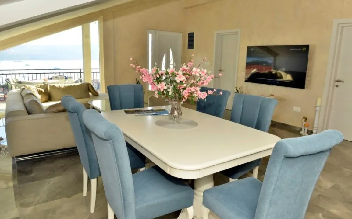 Izdavanje, trosoban stan, 90m², Tivat, Crna Gora