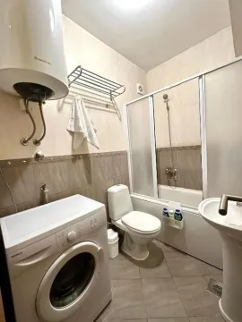 Funkcionalno kupatilo sa kadom, veš mašinom i bojlerom. - image 5