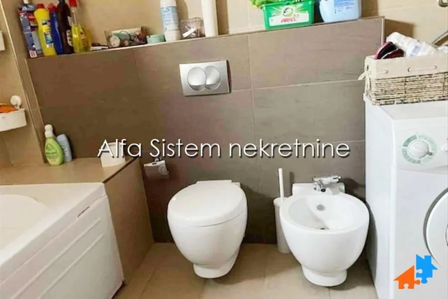 Pogled na kupatilo sa sanitarijama i kadom.