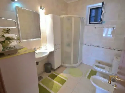 Izdavanje, jednosoban stan, 92m², Centar, Herceg Novi - image 10