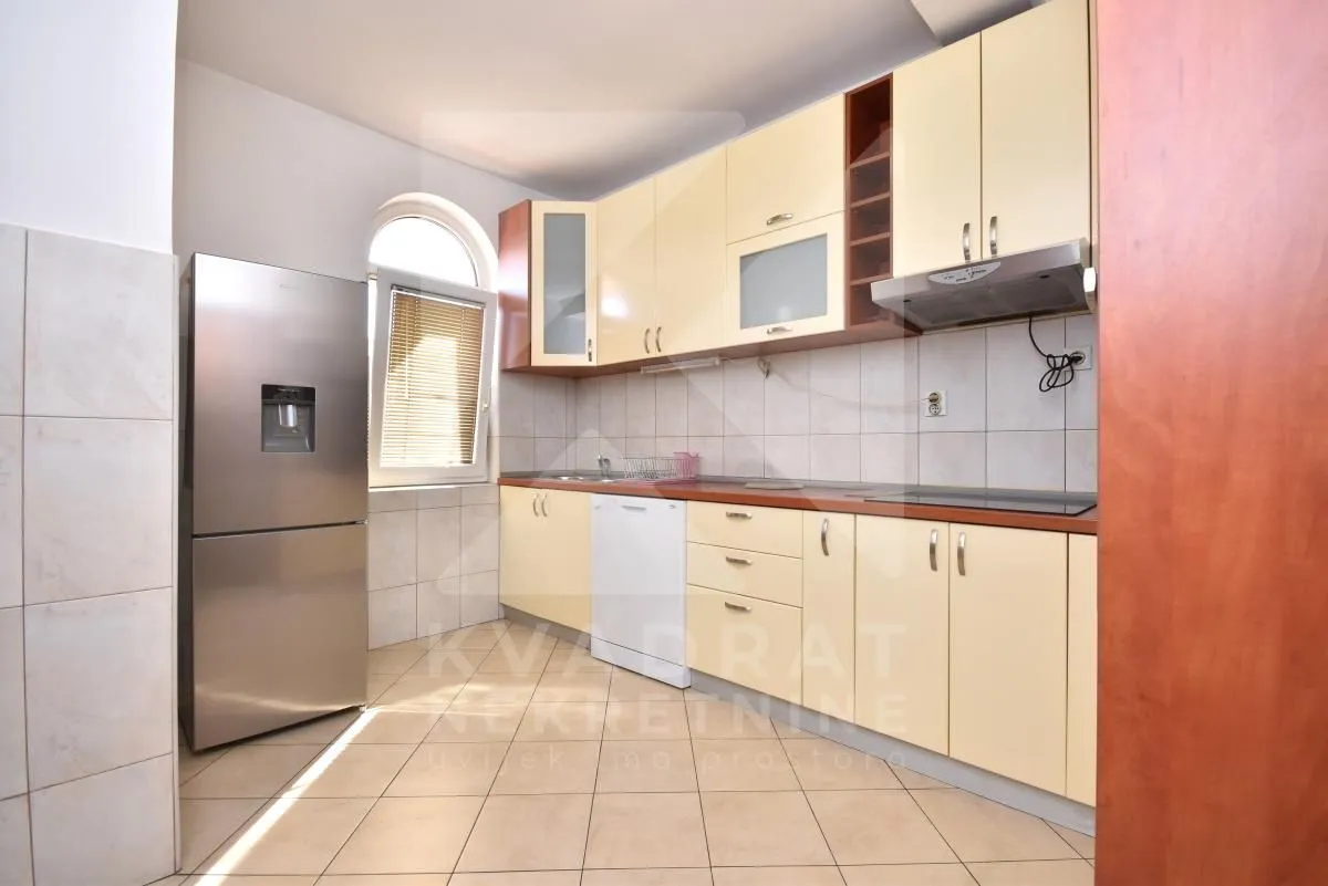 Izdavanje, četvorosoban stan, 160m², Tološi, Podgorica