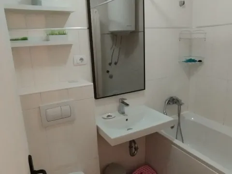 Izdavanje, trosoban stan, 100m², Blok 5, Podgorica - image 10