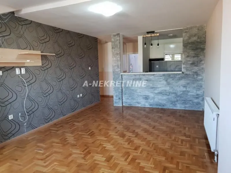 Dnevna soba sa pogledom na kuhinju i šank.