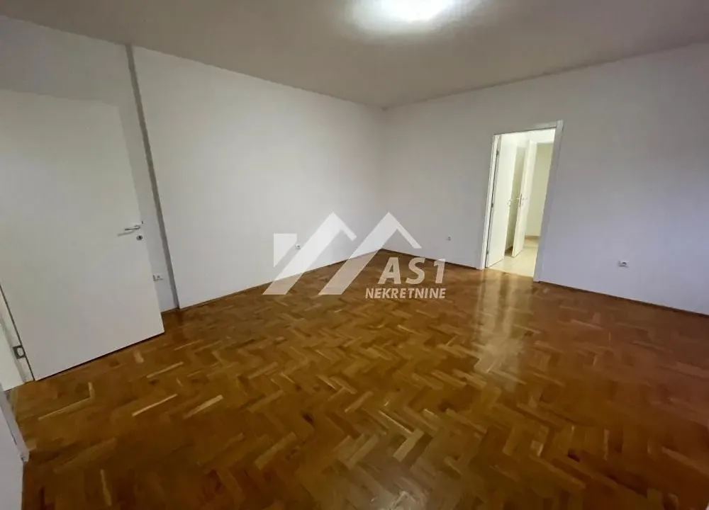 Izdavanje, dvosoban stan, 50m², Centar, Novi Sad