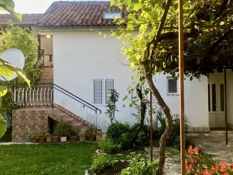 Kuća in Podi
