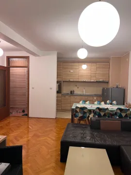 Dnevni boravak sa trpezarijom i kuhinjom u pozadini. - image 6
