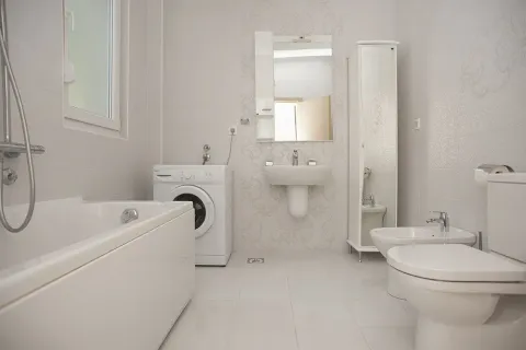 Svijetlo kupatilo sa kadom, veš mašinom i sanitarijama. - image 4