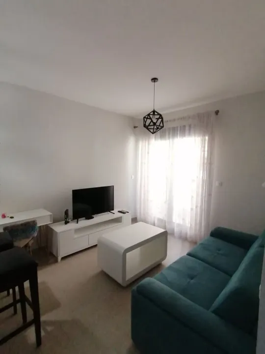 Izdavanje, jednosoban stan, 48m², Kalimanj, Tivat