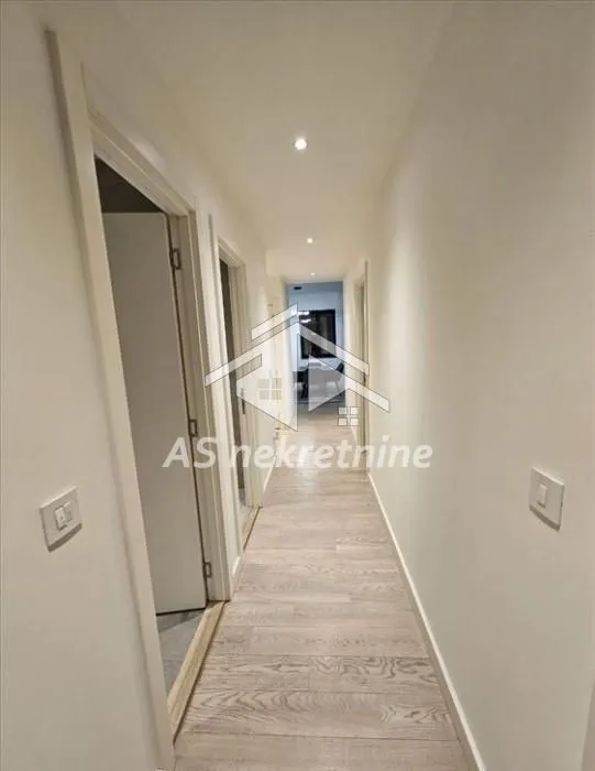 Izdavanje, četvorosoban stan, 111m², Savski Venac, Beograd