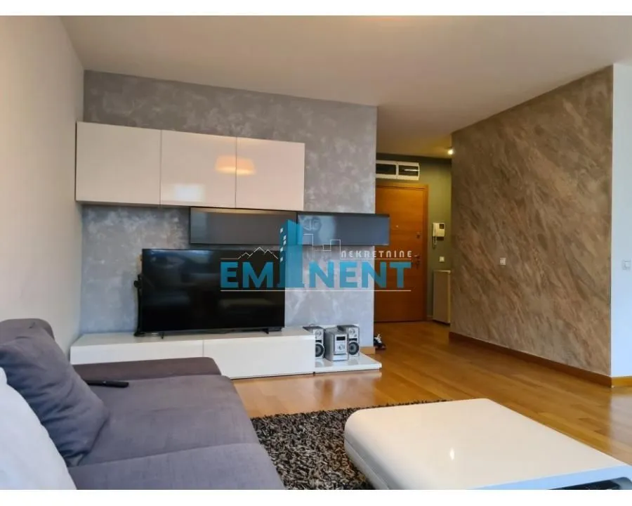Izdavanje, trosoban stan, 82m², Slavija, Vračar Sve Podlokacije