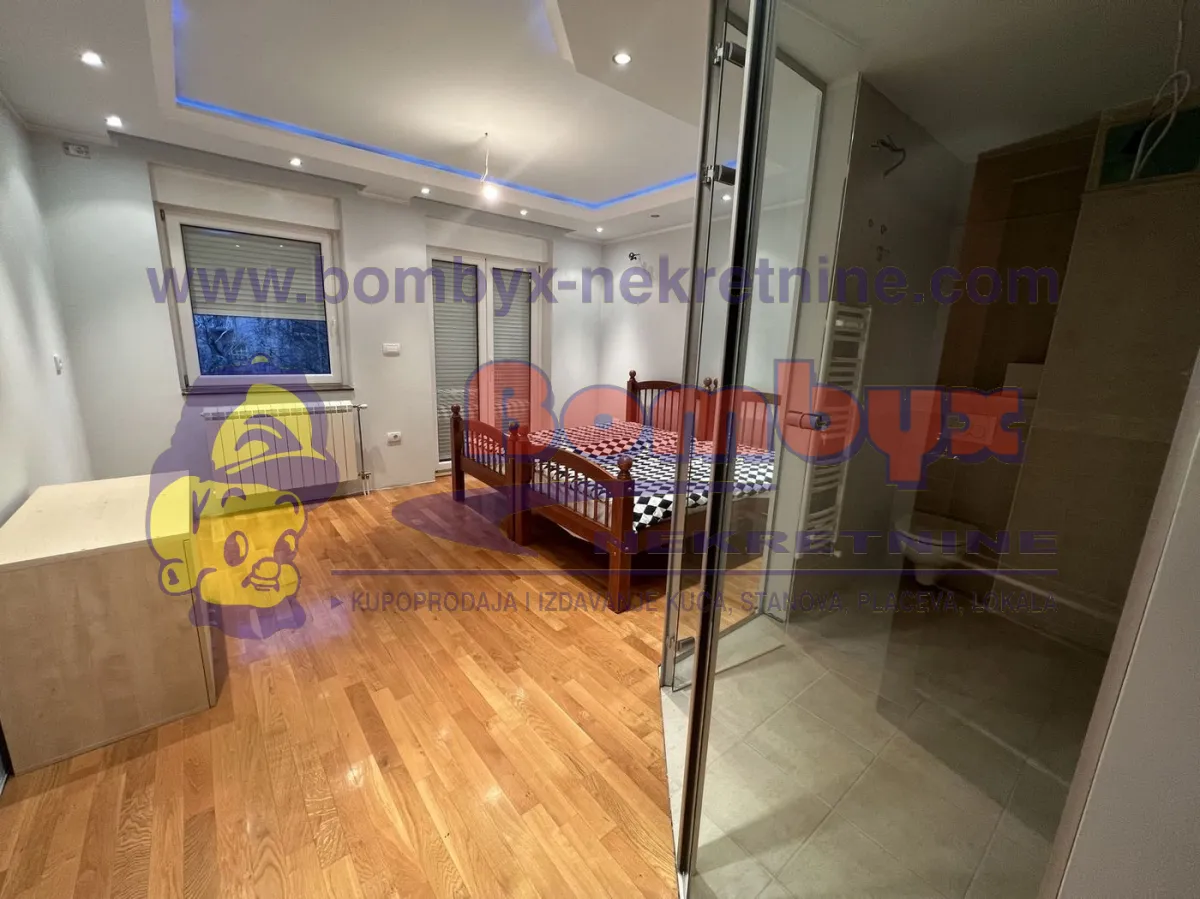 Prodaja, četvorosoban stan, 177m², Centar, Novi Sad
