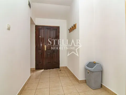 Izdavanje, poslovni prostor, 120m², Stari Aerodrom, Podgorica - image 11