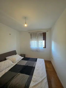 Manja spavaća soba sa bračnim krevetom i prozorom. - image 6