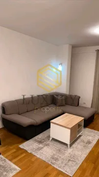 Dnevna soba sa ugaonom garniturom i stočićem. - image 10