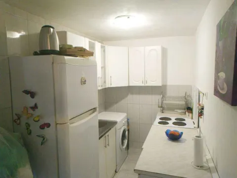 Jednostavna i funkcionalna kuhinja sa bijelim elementima i frižiderom. - image 15