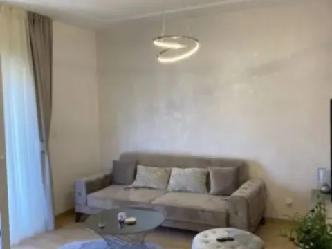 Izdavanje, dvosoban stan, 69m², Budva, Crna Gora