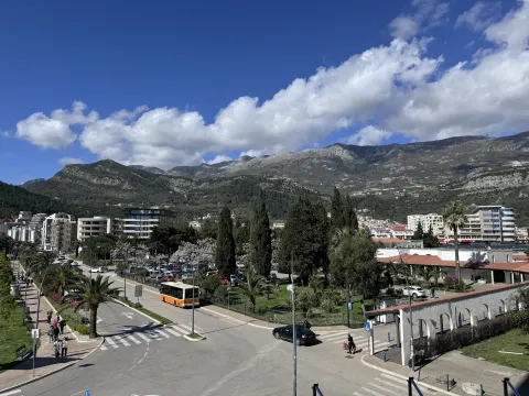 Pogled iz objekta na okolne ulice, park i planine u pozadini. - image 12