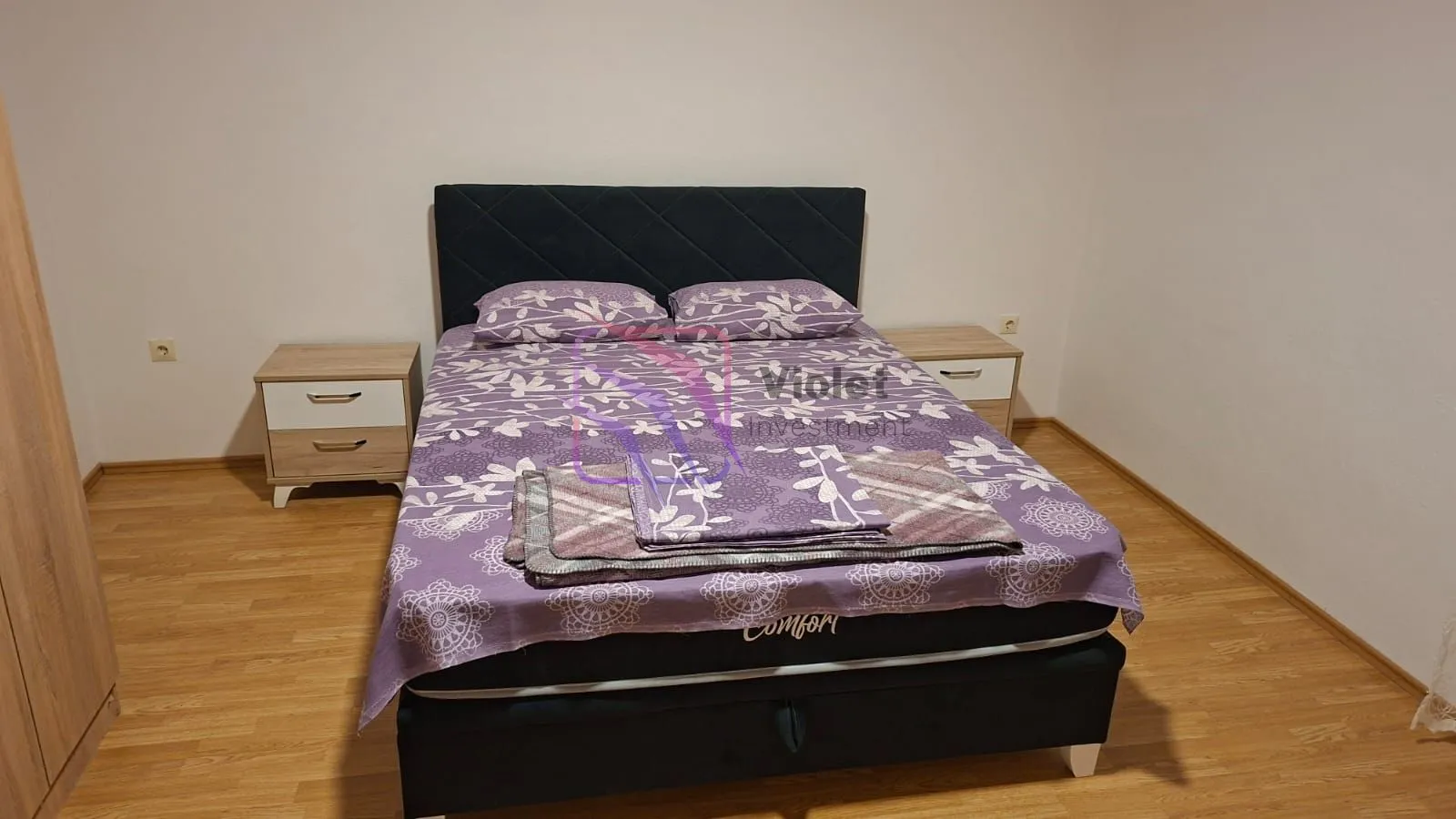 Bedroom with a double bed and two nightstands.