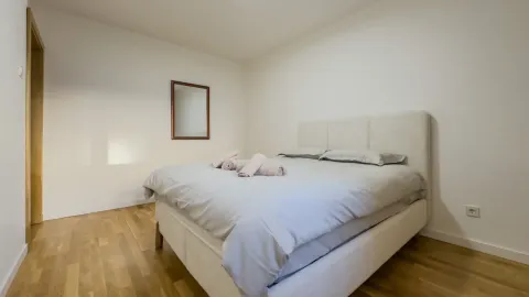 Svijetla spavaća soba sa bračnim krevetom. - image 9