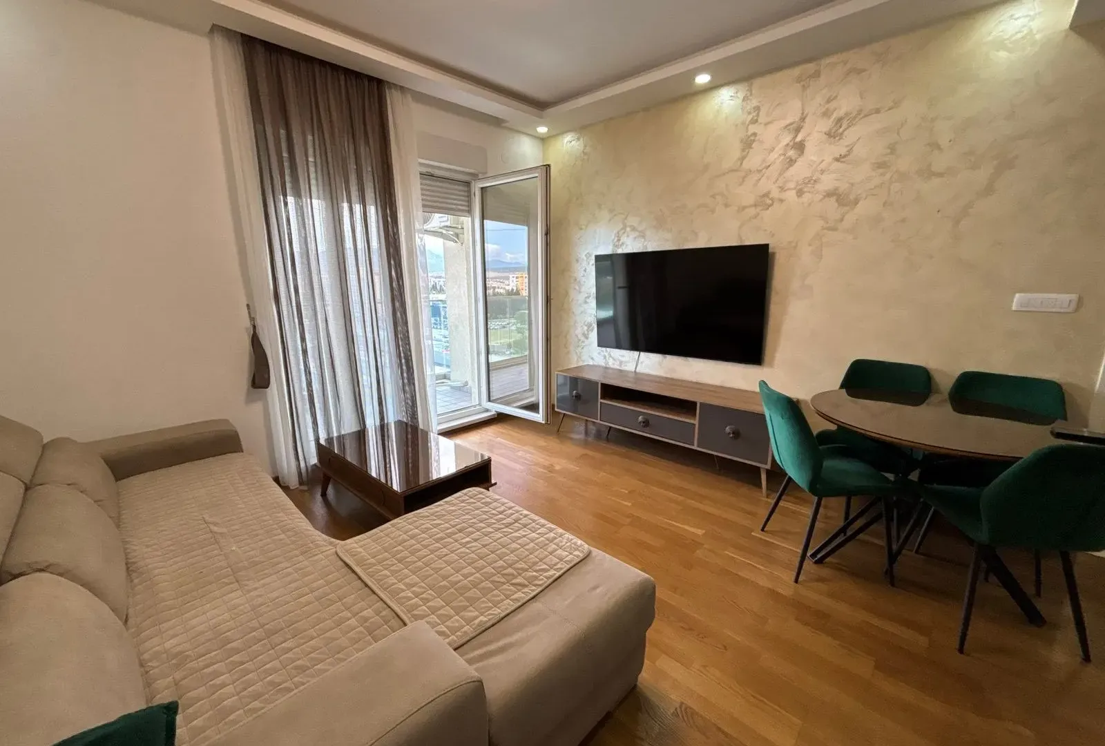 Izdavanje, dvosoban stan, 69m², Zabjelo, Podgorica