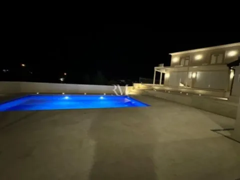 Izdavanje, kuća, 200m², Škaljari, Kotor - image 4