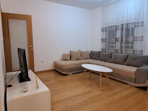 Dnevna soba sa ugaonom garniturom, stočićem i televizorom. - image 5