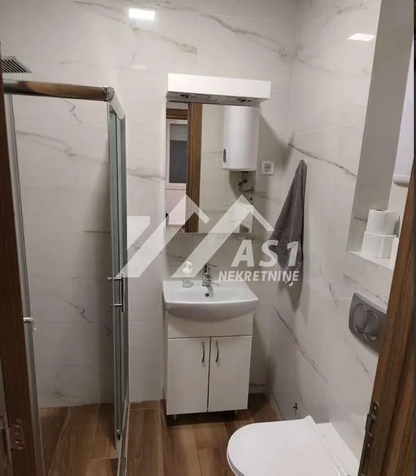 Izdavanje, četvorosoban stan, 100m², Stari grad, Novi Sad