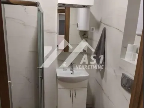 Izdavanje, četvorosoban stan, 100m², Stari grad, Novi Sad - image 7