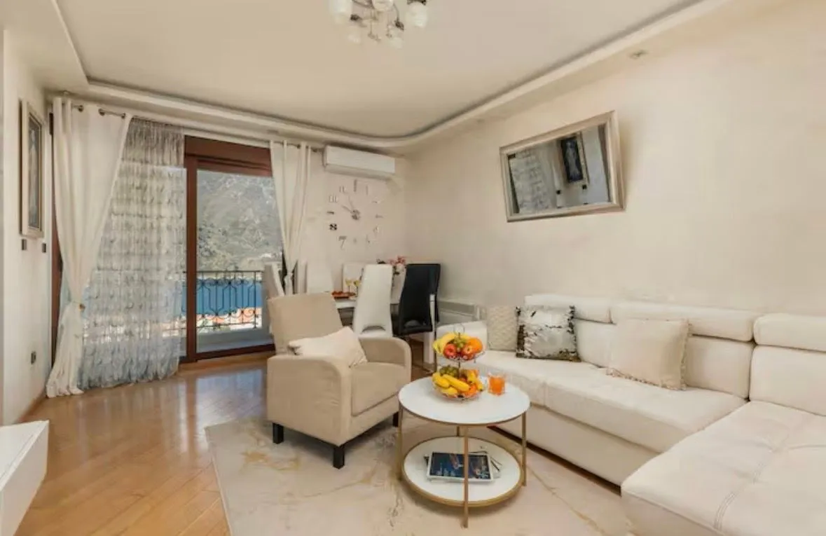 Izdavanje, dvosoban stan, 57m², Dobrota, Kotor