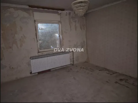 Prazna prostorija sa prozorom i radijatorom kojoj je potrebna adaptacija. - image 10