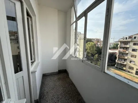 Zastakljeni balkon sa pogledom na okolne zgrade. - image 5