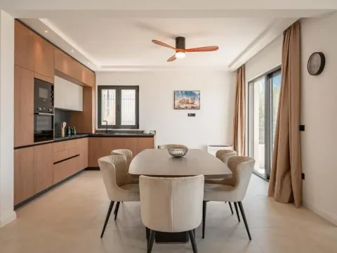 Izdavanje, kuća, 318m², Reževići, Budva - image 7