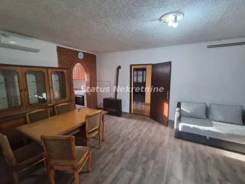 Dnevni boravak sa trpezarijom, garniturom i drvenim nameštajem. - image 3