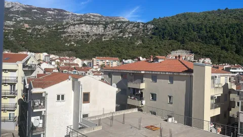 Pogled sa terase na okolne zgrade i brda u pozadini. - image 4