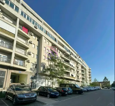 Pogled na spoljašnjost stambene zgrade sa parkingom. - image 10