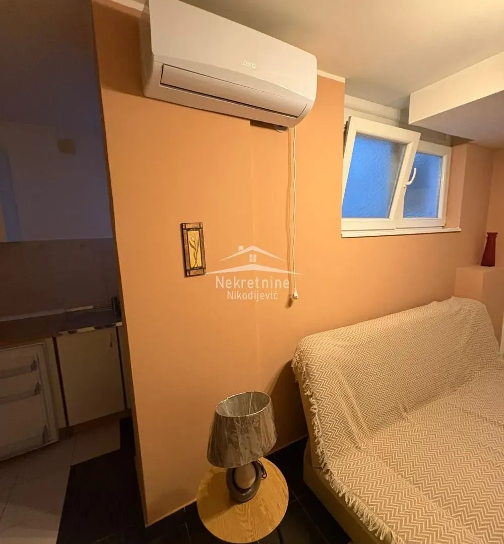 Izdavanje, jednosoban stan, 37m², Šumice, Beograd