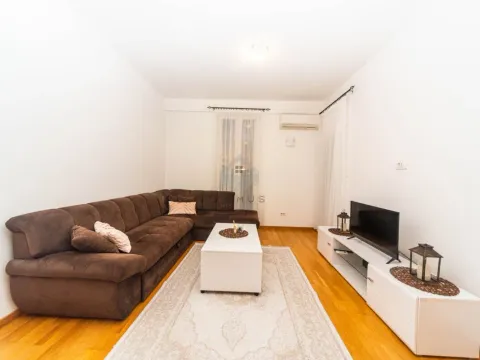 Izdavanje, jednosoban stan, 50m², Stari Aerodrom, Podgorica - image 2