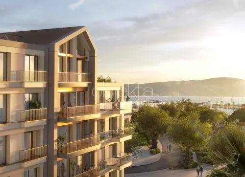 Pogled na spoljašnjost moderne stambene zgrade sa terasama i pogledom na marinu. - image 9
