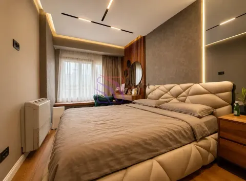 Moderna spavaća soba sa bračnim krevetom, drvenim zidnim panelima i osvetljenjem. - image 15