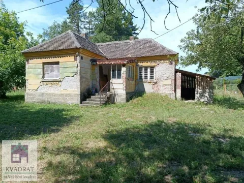 Prednji deo stare prizemne kuće sa dvorištem. - image 19