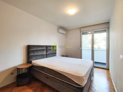 Spavaća soba sa bračnim krevetom, noćnim stočićem i izlazom na terasu. - image 10