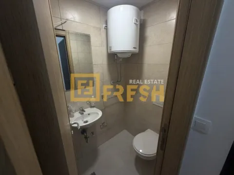 Manje kupatilo sa umivaonikom, WC šoljom i bojlerom. - image 6