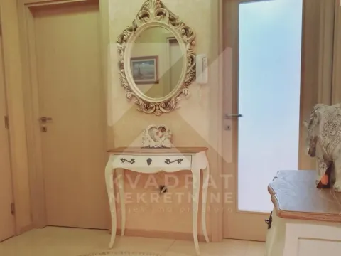 Izdavanje, trosoban stan, 100m², City Kvart, Podgorica - image 13