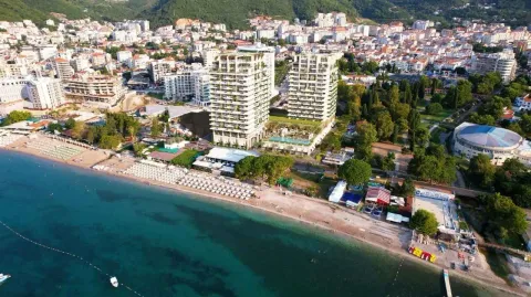 Pogled iz vazduha na obalu sa plažom i modernim zgradama u naselju. - image 16
