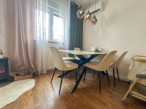Trpezarija sa stolom, stolicama i modernim osvjetljenjem. - image 6