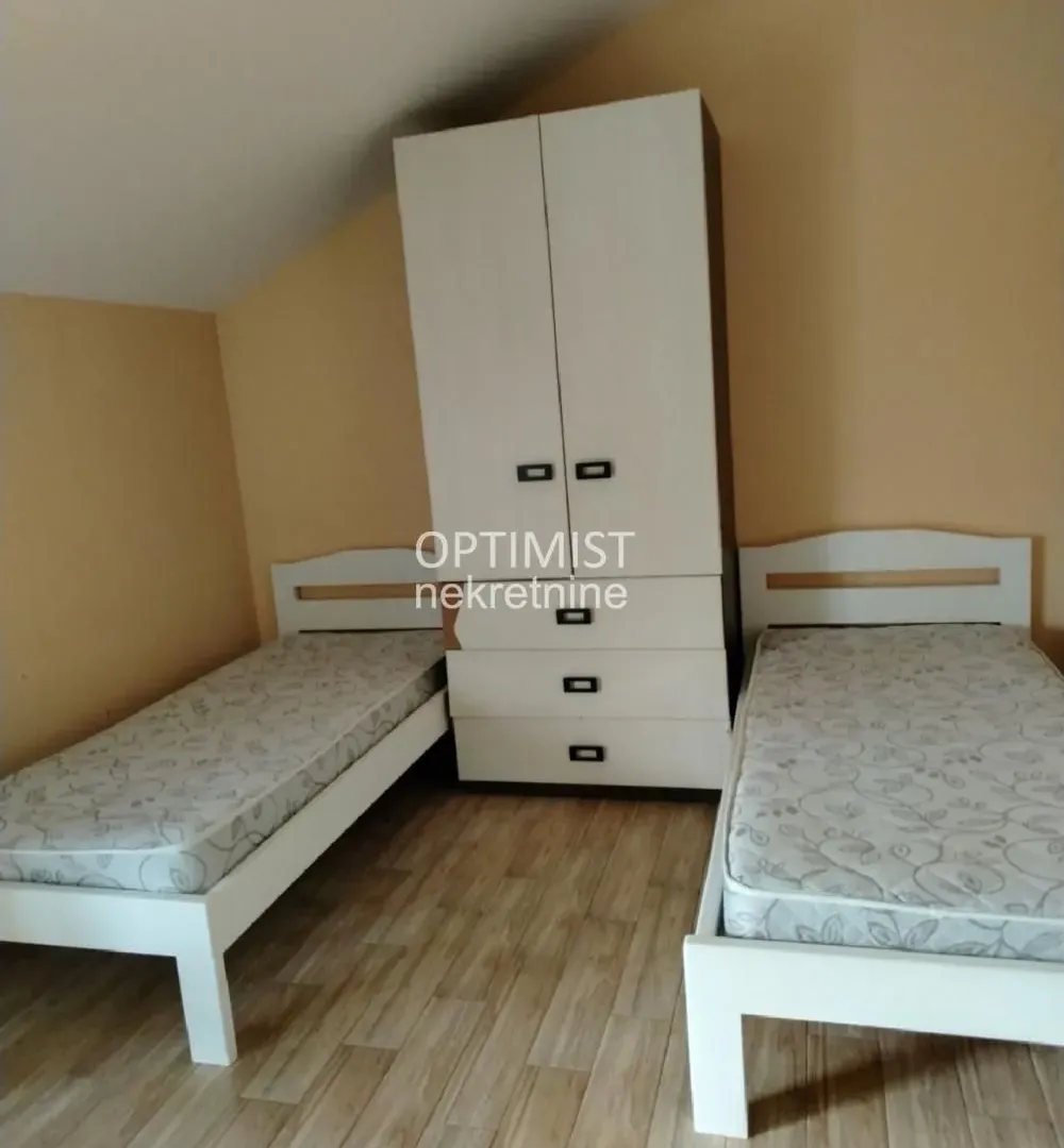 Izdavanje, četvorosoban stan, 220m², Surčin, Beograd