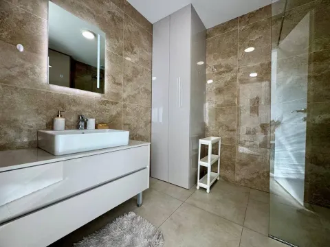 Rent, two bedroom apartment, 89m², Bečići, Budva - image 7
